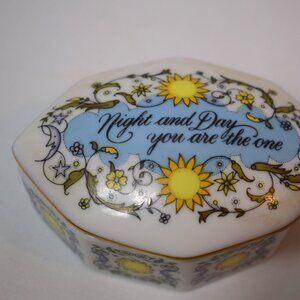 Vintage 1983 Franklin Porcelain Kate Lloyd Jones Night And Day Music Box